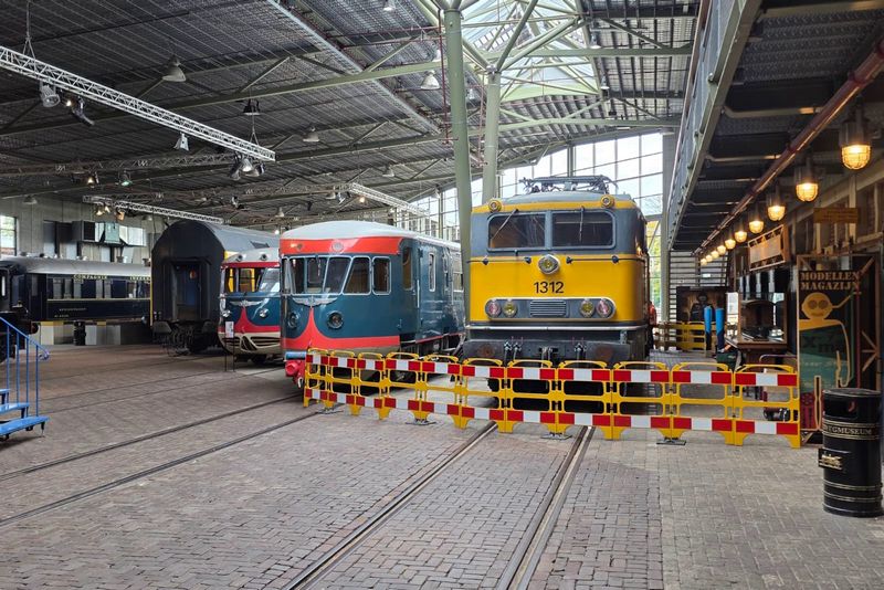 Museumlocomotief 1312 wordt bestickerd in de TCS-huisstijl